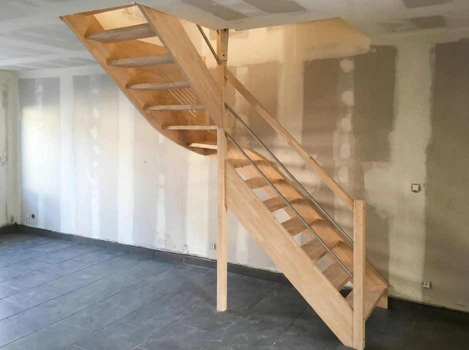 Escalier intérieur en bois clair (chêne) à double limon, marches sans contremarches, rampe avec câbles inox horizontaux et poteaux bois