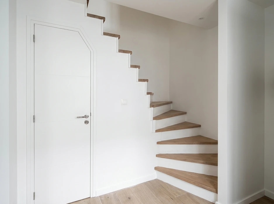 Escalier intérieur avec marches en bois de chêne naturel et contremarches blanches laquées, tournant en équerre