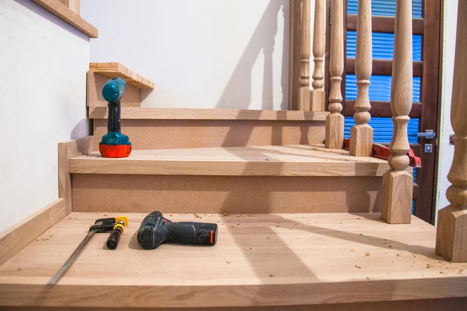 Escalier en bois en cours de construction dans un intérieur résidentiel