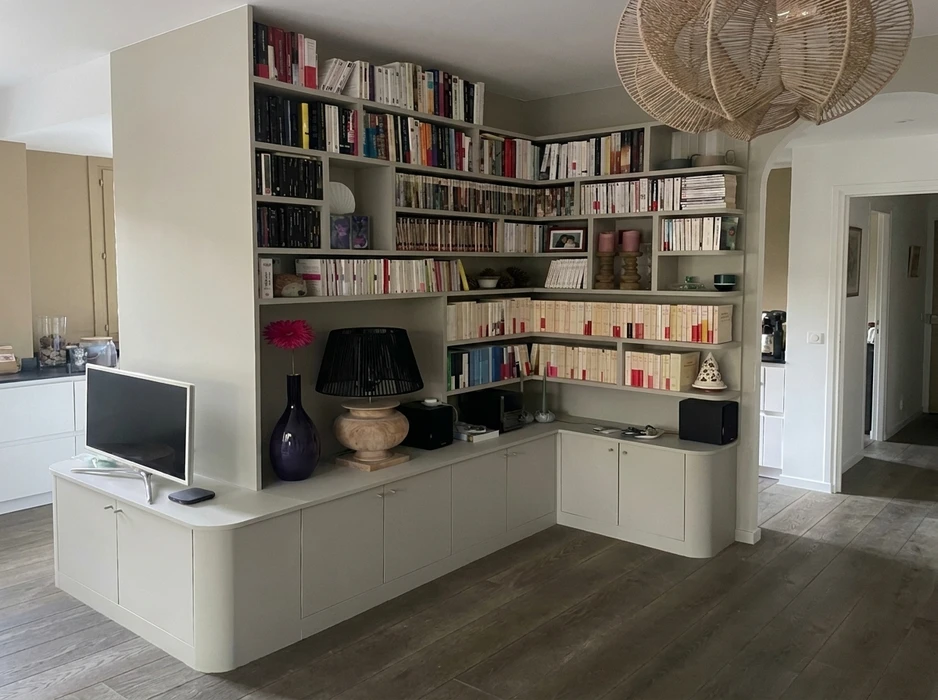Bibliothèque sur mesure d'angle, laquée taupe, intégrée dans un salon