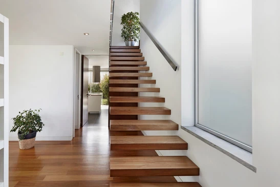 Escalier en bois en cours de construction dans un intérieur résidentiel