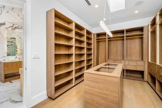 Meuble de cuisine en bois massif avec tiroirs et placards, présentant un veinage naturel apparent et finition artisanale