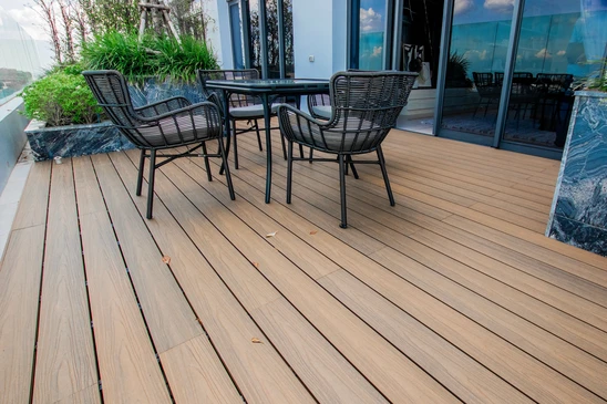 Surface de terrasse en lames de bois composite ou bois traité, installation en extérieur avec finition lisse et uniforme