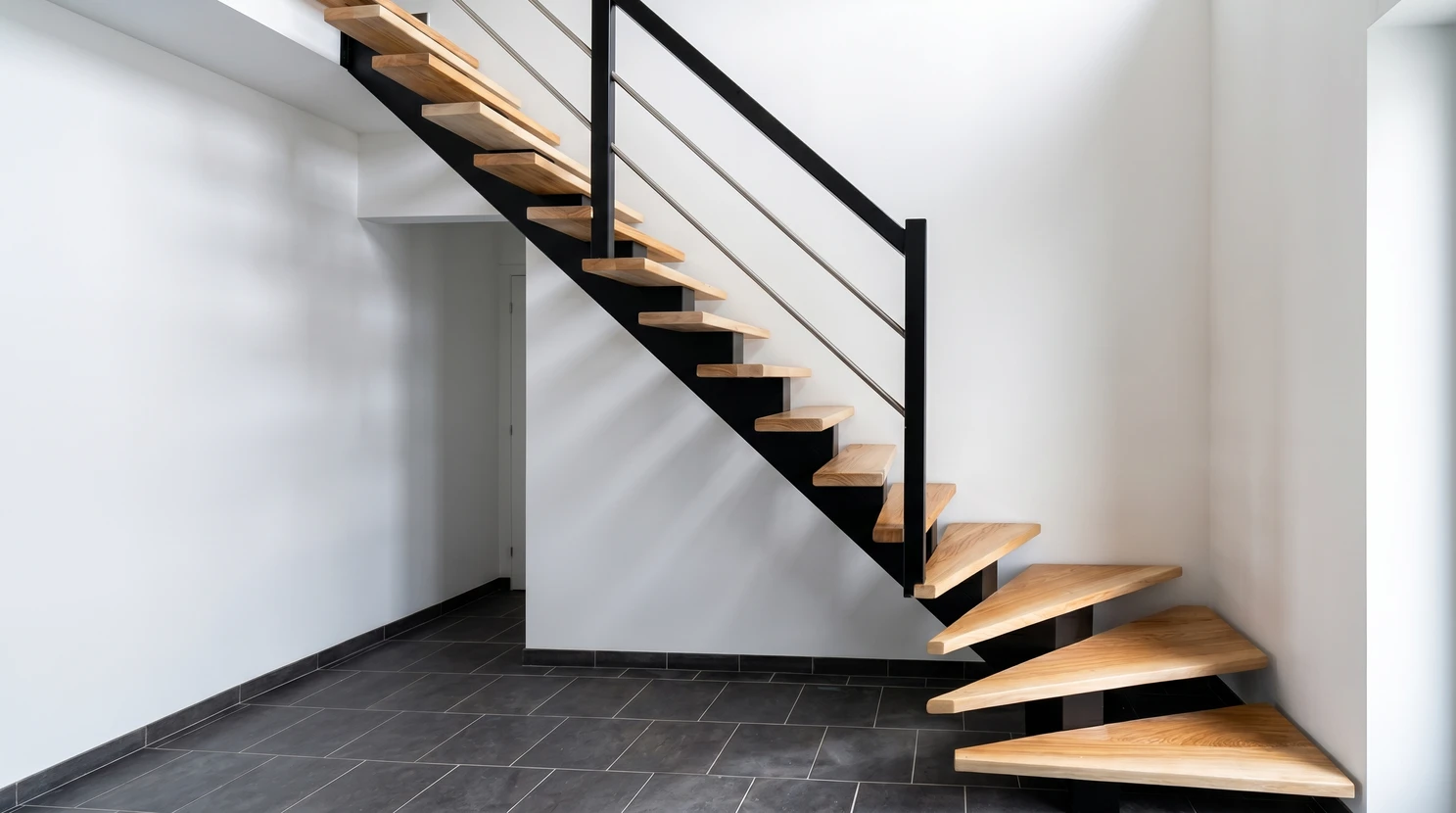 Escalier moderne en bois clair avec garde-corps en verre trempé et main courante en chêne