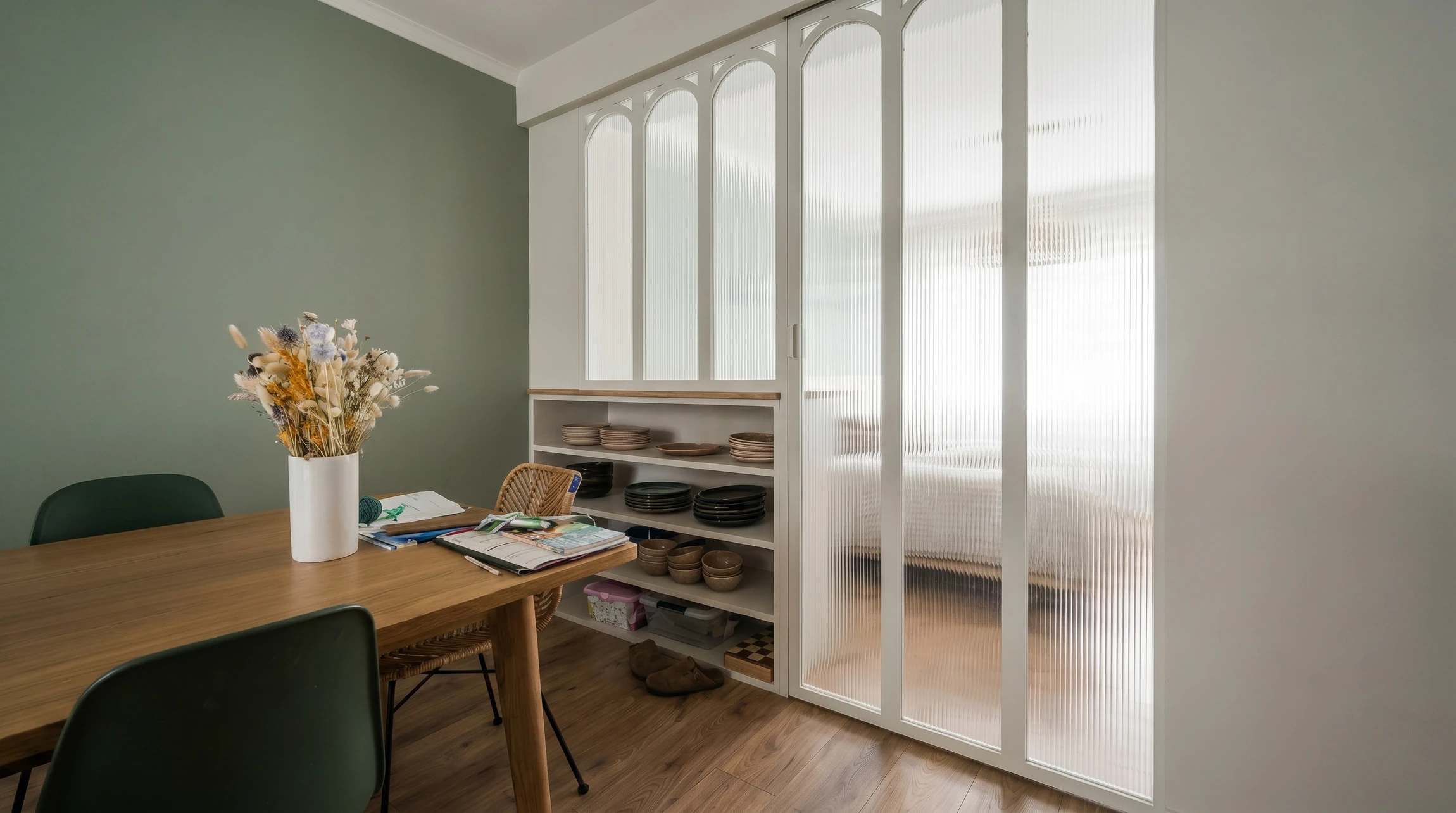 Intérieur résidentiel moderne avec escalier en bois intégrant un système de rangement optimisé sous les marches