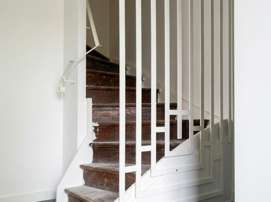 Escalier extérieur moderne avec rampe d'accès métallique et garde-corps en acier inoxydable sur façade de bâtiment contemporain