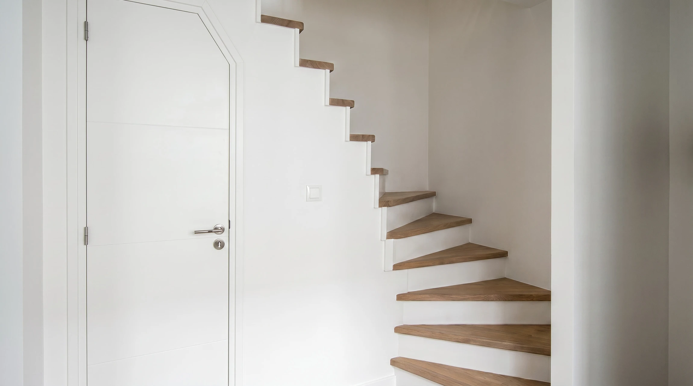Escalier en bois clair à quart tournant avec marches en chêne massif