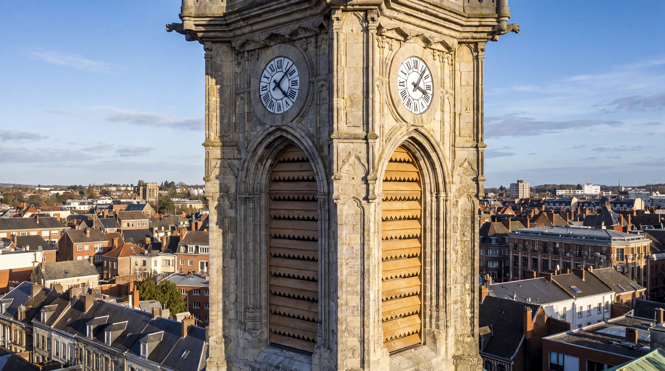 Porte en bois Vintage avec ferronnerie bleu complexe dans un cadre architectural, mettant en évidence l'artisanat détaillé