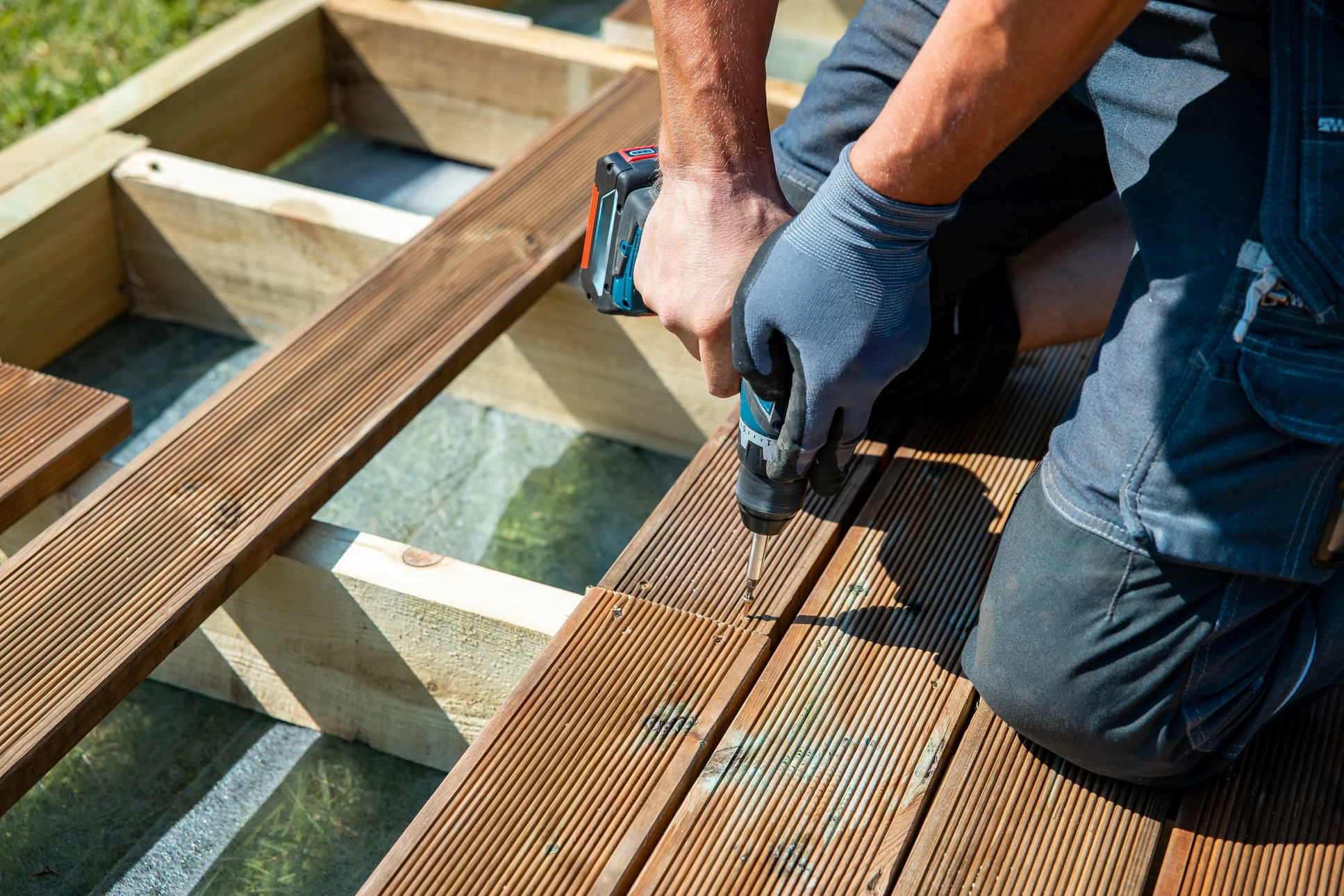 Atelier de menuiserie en intérieur, artisan utilisant une scie circulaire sur planche de bois