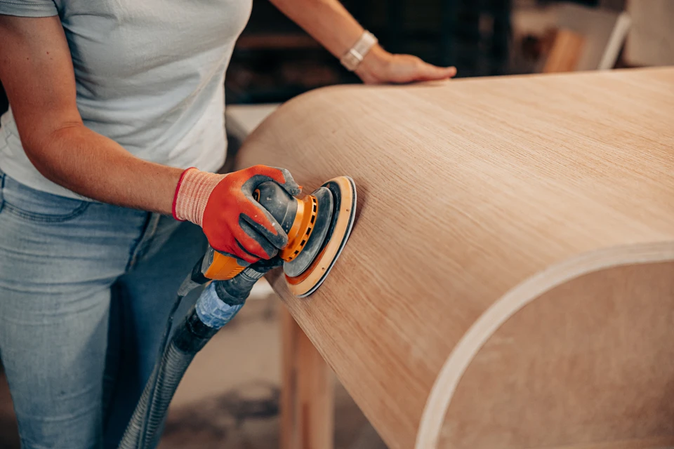 Atelier de menuiserie industrielle avec machines à commande numérique CNC, établis en bois massif et système d'aspiration des copeaux